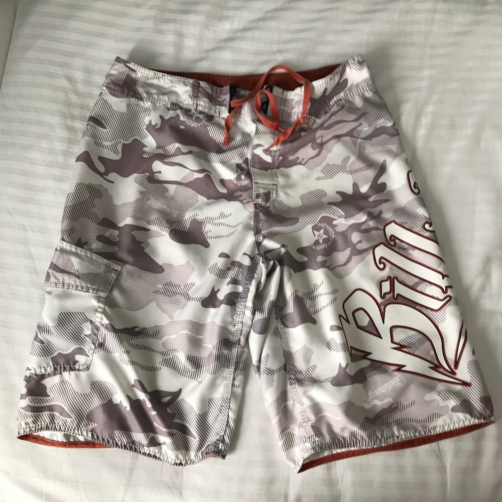 Billabong - White & tan camouflage short